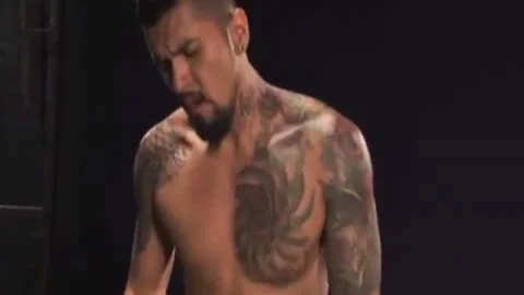 bunch gangbang A Un Rubio Barbudo Muy Tragón