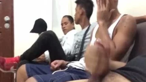 Nagpachupa Habang Nanonood Ang Barkada