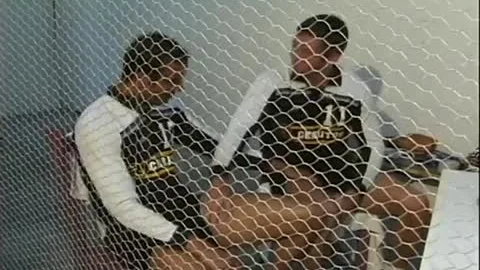 Dos jugadores y el entrenador se montan un trio